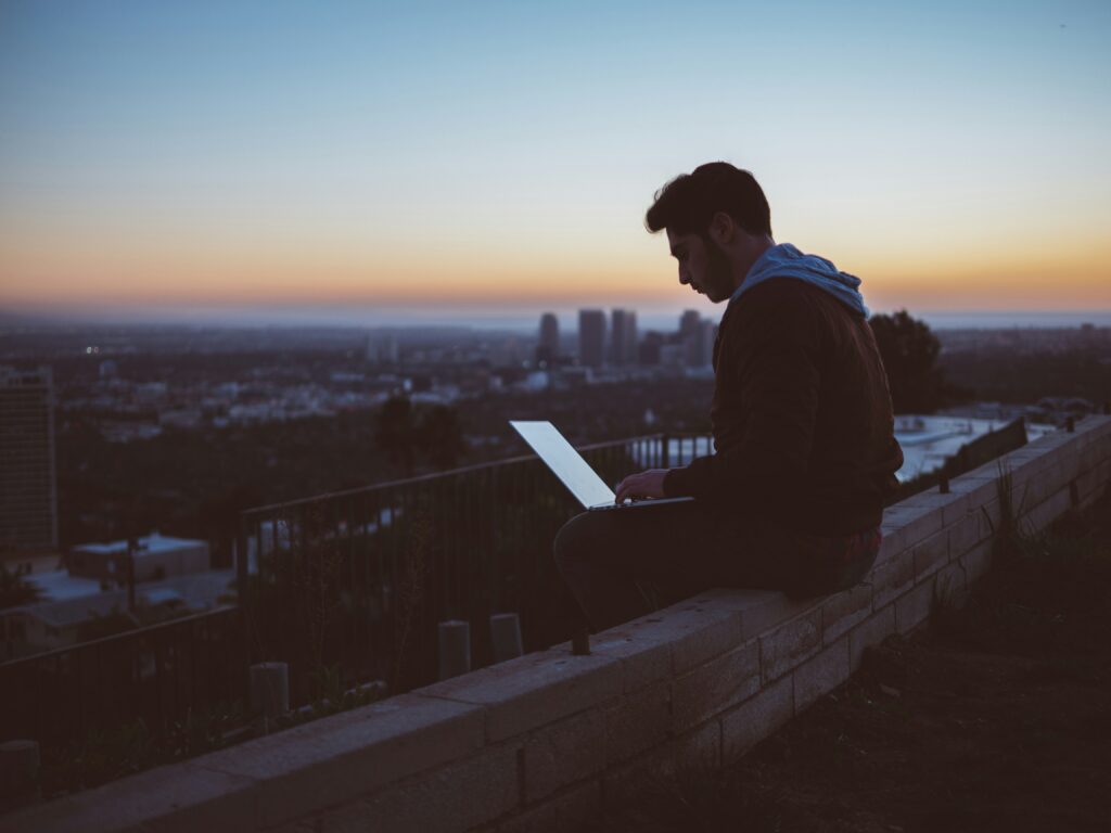 ©unsplash/avi-richards - Silvester Reisen 2026/2027: 12 besondere Reiseziele von Wien bis Sydney plus Ferienhaus in Dänemark. Flüge, Hotels & konkrete Preise im Vergleich.
