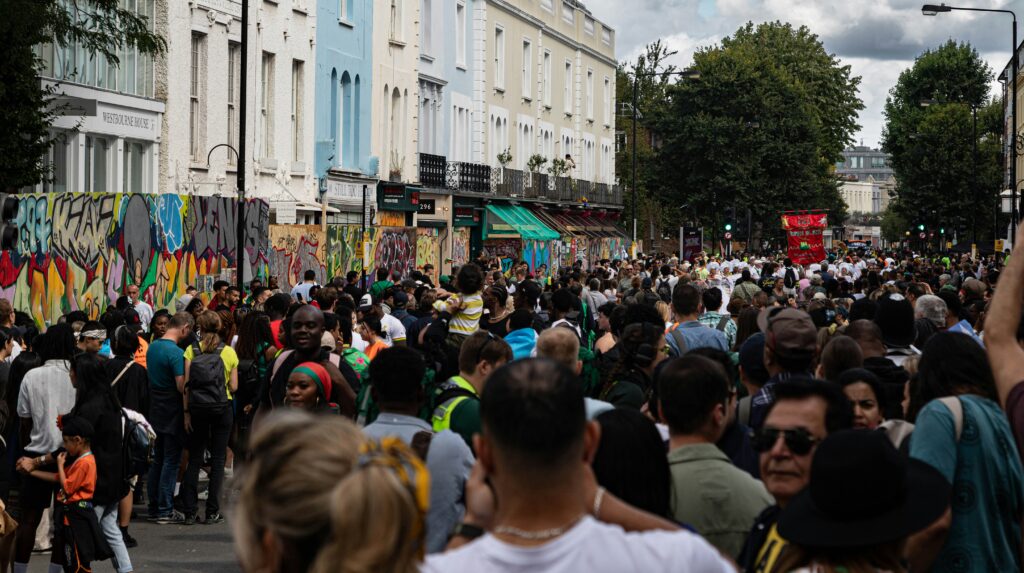 ©unsplash/Bernd Dittrich - Notting Hill Carnival 2026 in London: Vier Tage London mit Direktflug, drei Hotelnächten in Kensington und Airporttransfer ab rund 435 € pro Person.
