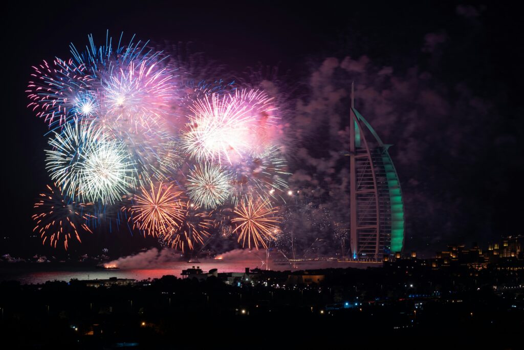 ©unsplash/mo-tj86 - Silvester Reisen 2026/2027: 12 besondere Reiseziele von Wien bis Sydney plus Ferienhaus in Dänemark. Flüge, Hotels & konkrete Preise im Vergleich.