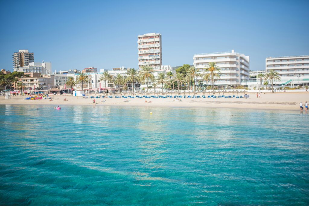 ©unsplash/monika guzikowska - 4 Nächte Mallorca im Oktober 2026 ab Berlin: Flug und Hotel in El Arenal für nur 378 € p. P. Mein aktueller Catch of the Day.
