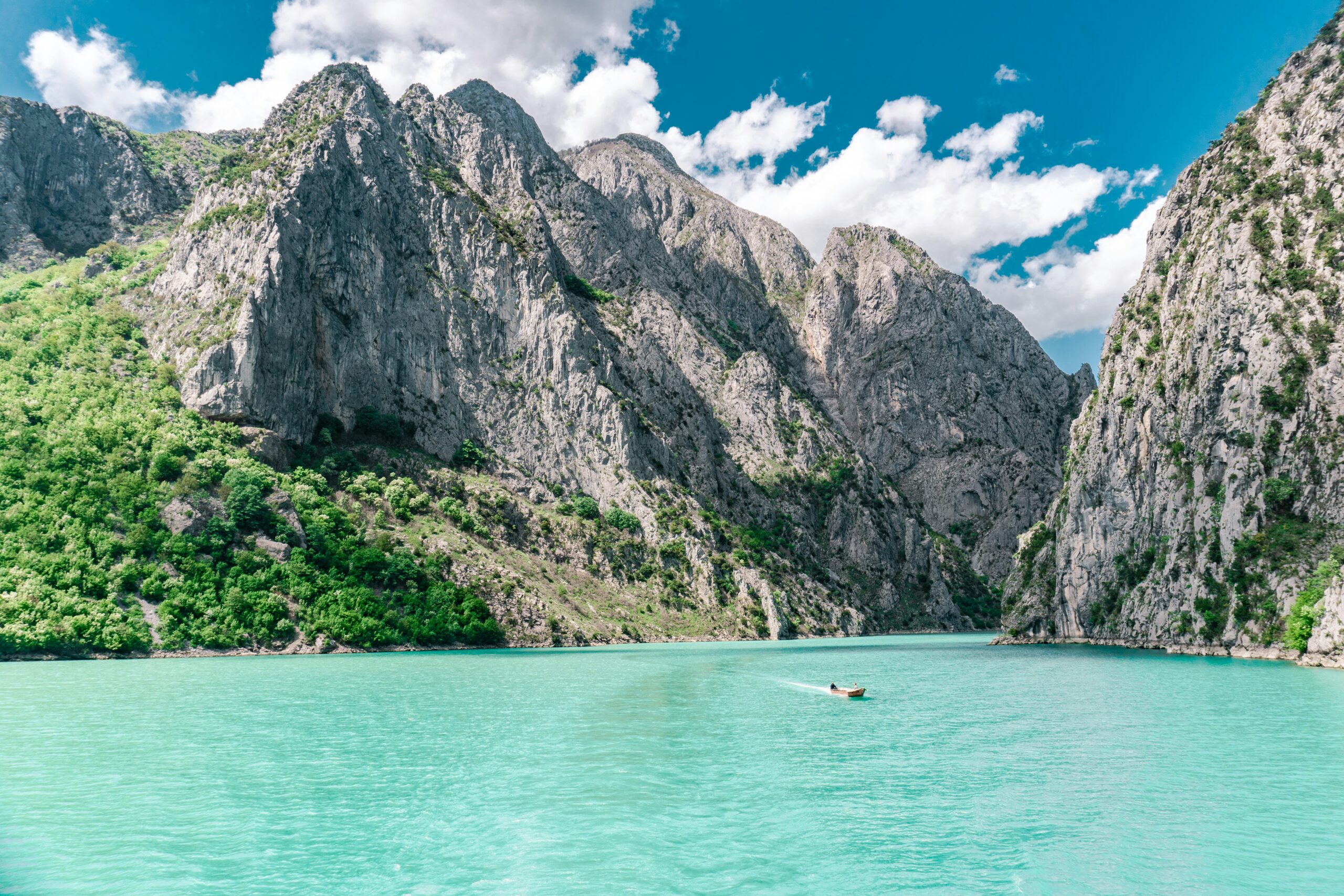 Türkisfarbenes Wasser zwischen steilen Felswänden