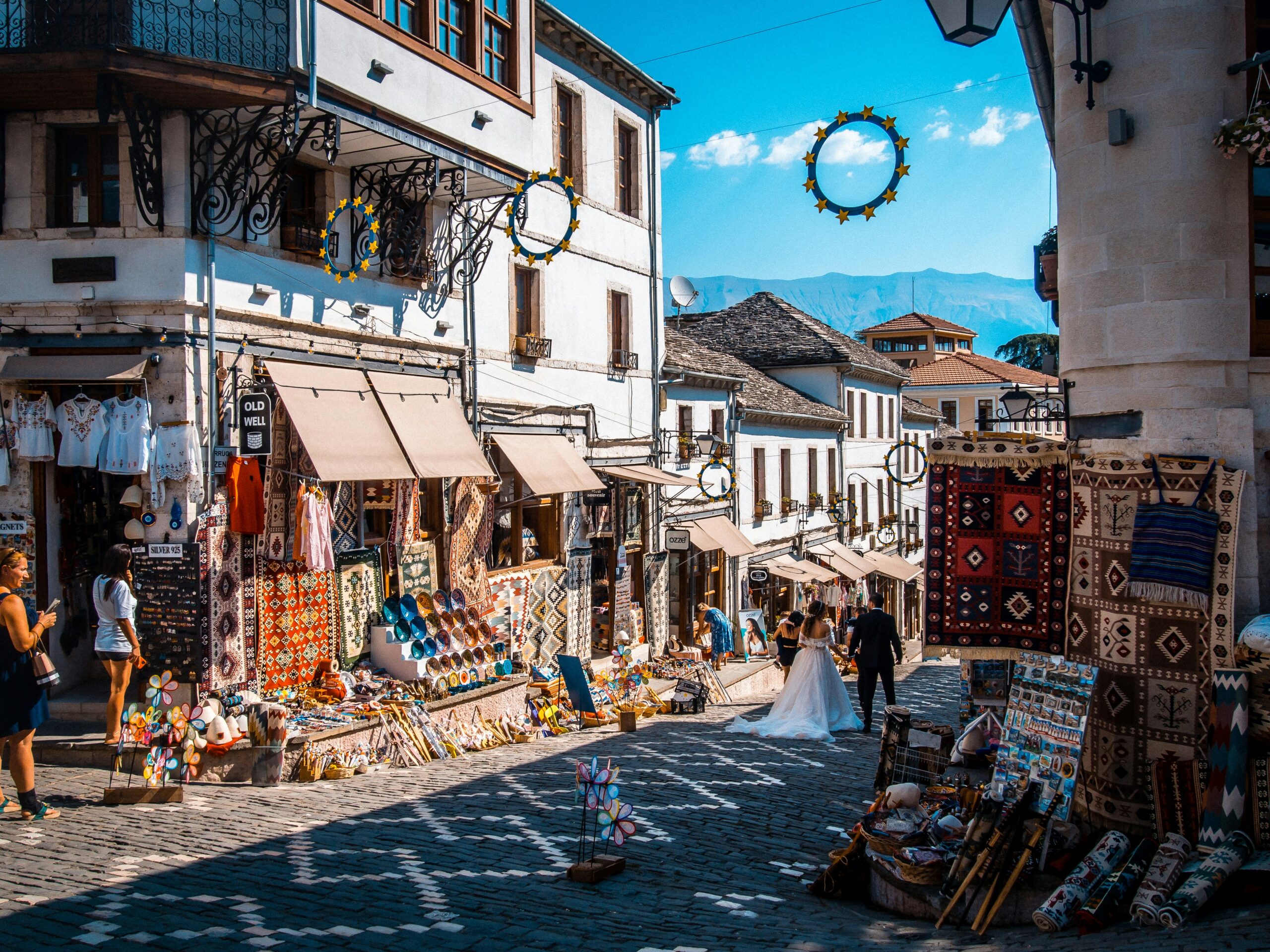 Kopfsteinpflastergasse mit kleinen Läden in Albanien