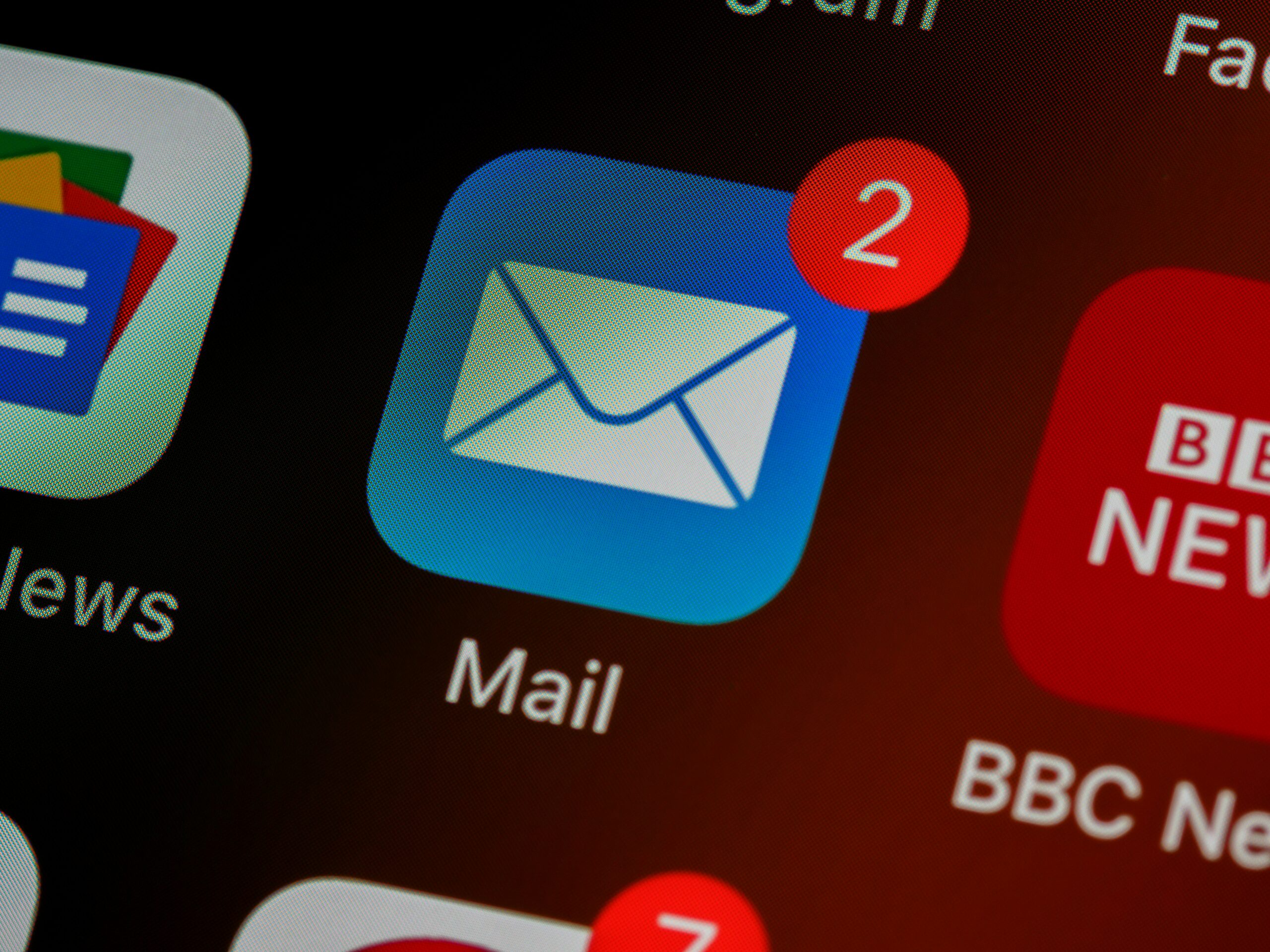 Mail-Symbol mit zwei ungelesenen Nachrichten auf einem Bildschirm