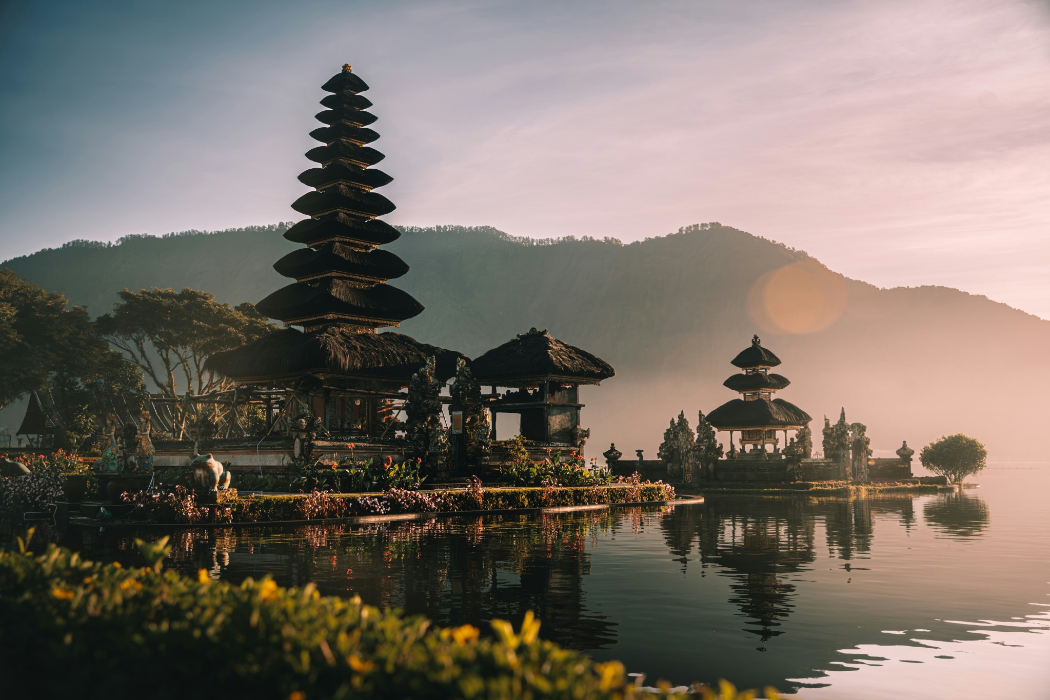 Tempelanlage am See auf Bali im warmen Morgenlicht