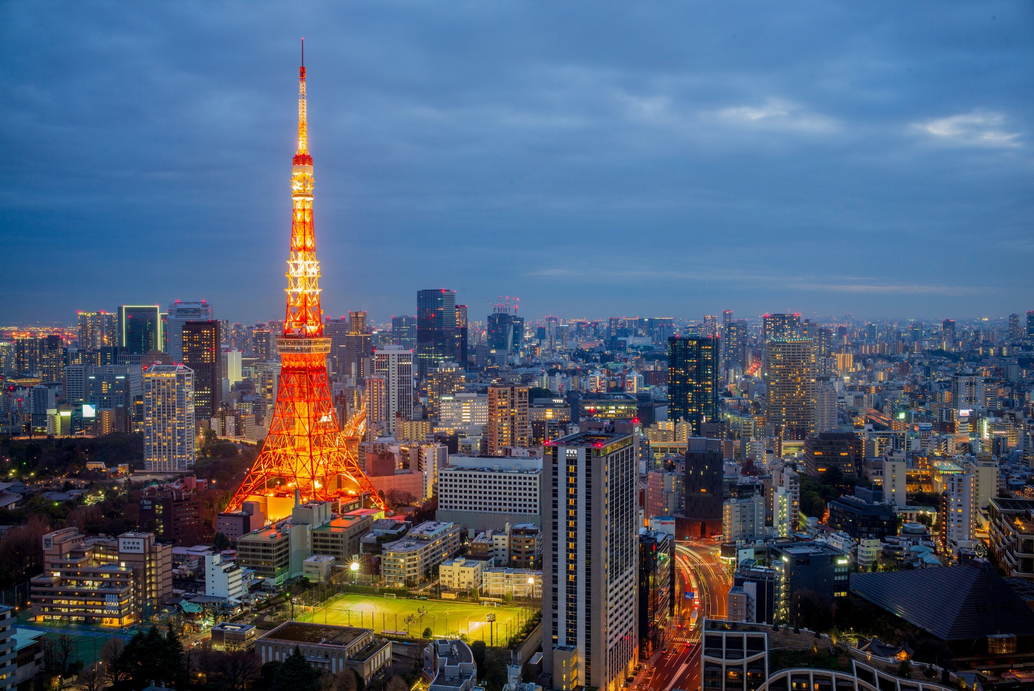 Skyline von Tokio mit beleuchtetem Tokyo Tower in der Dämmerung