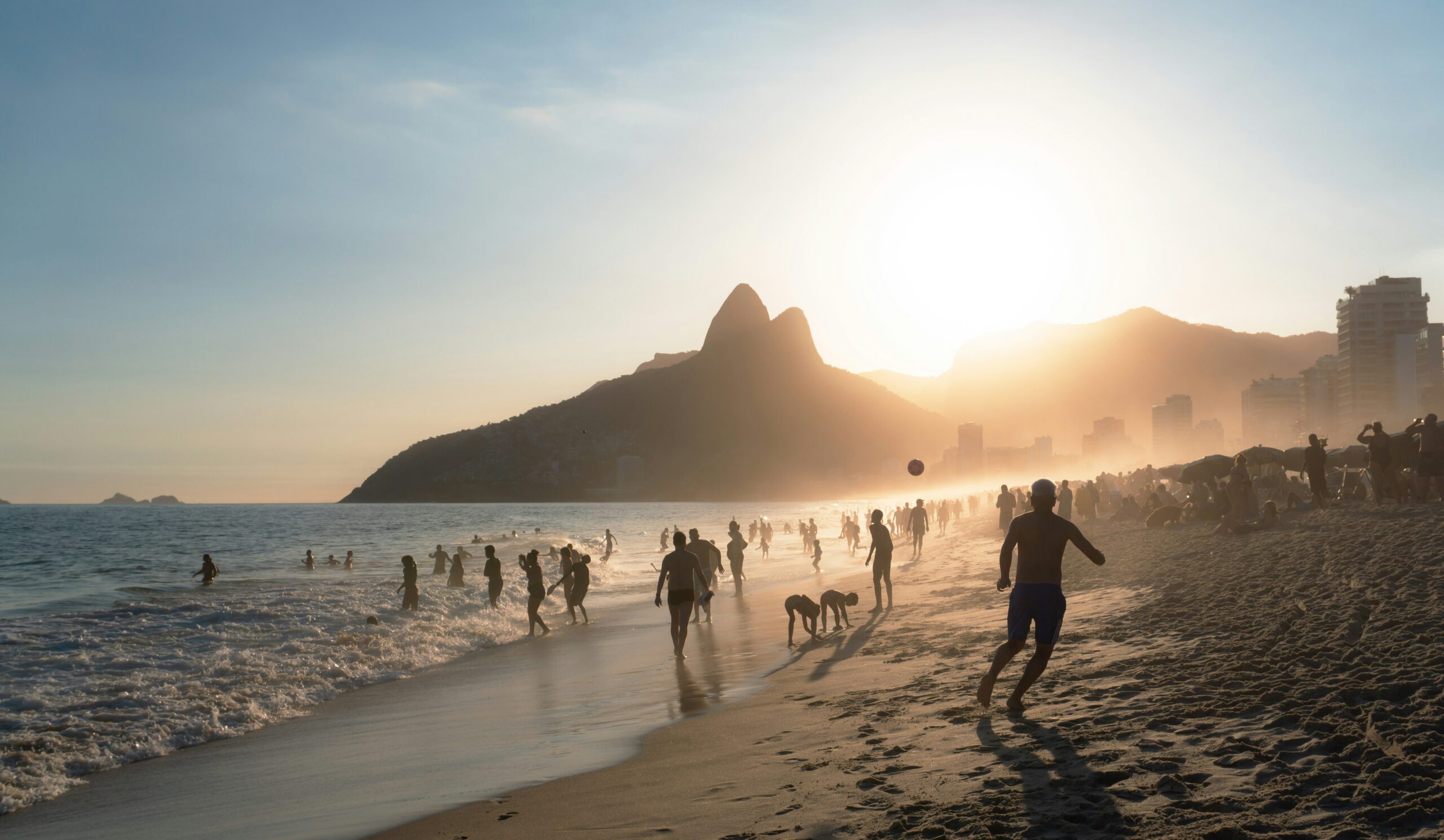Strand in Rio de Janeiro im Abendlicht