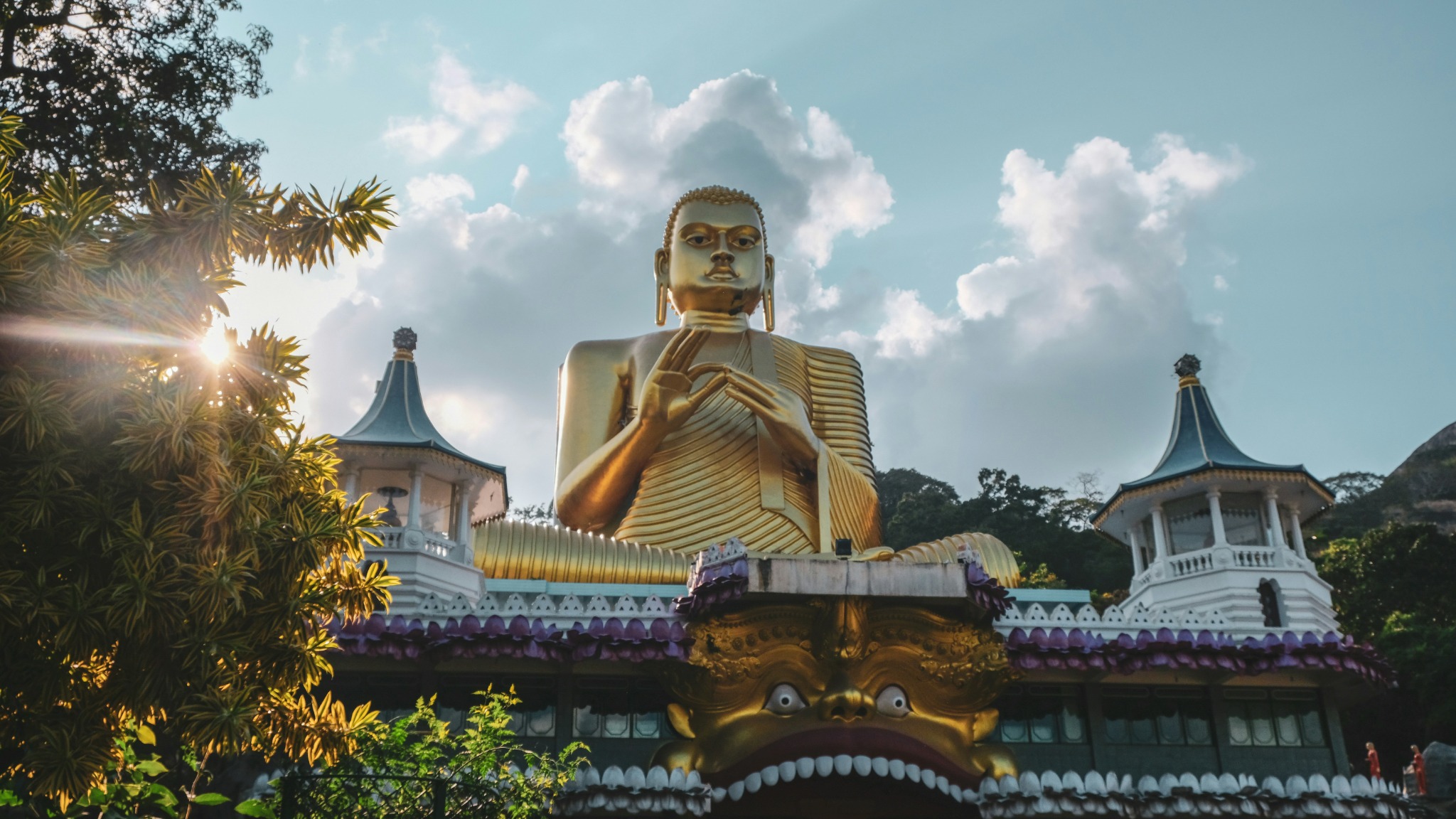 Große goldene Buddha-Statue über dem Eingang des Goldenen Tempels in Dambulla.