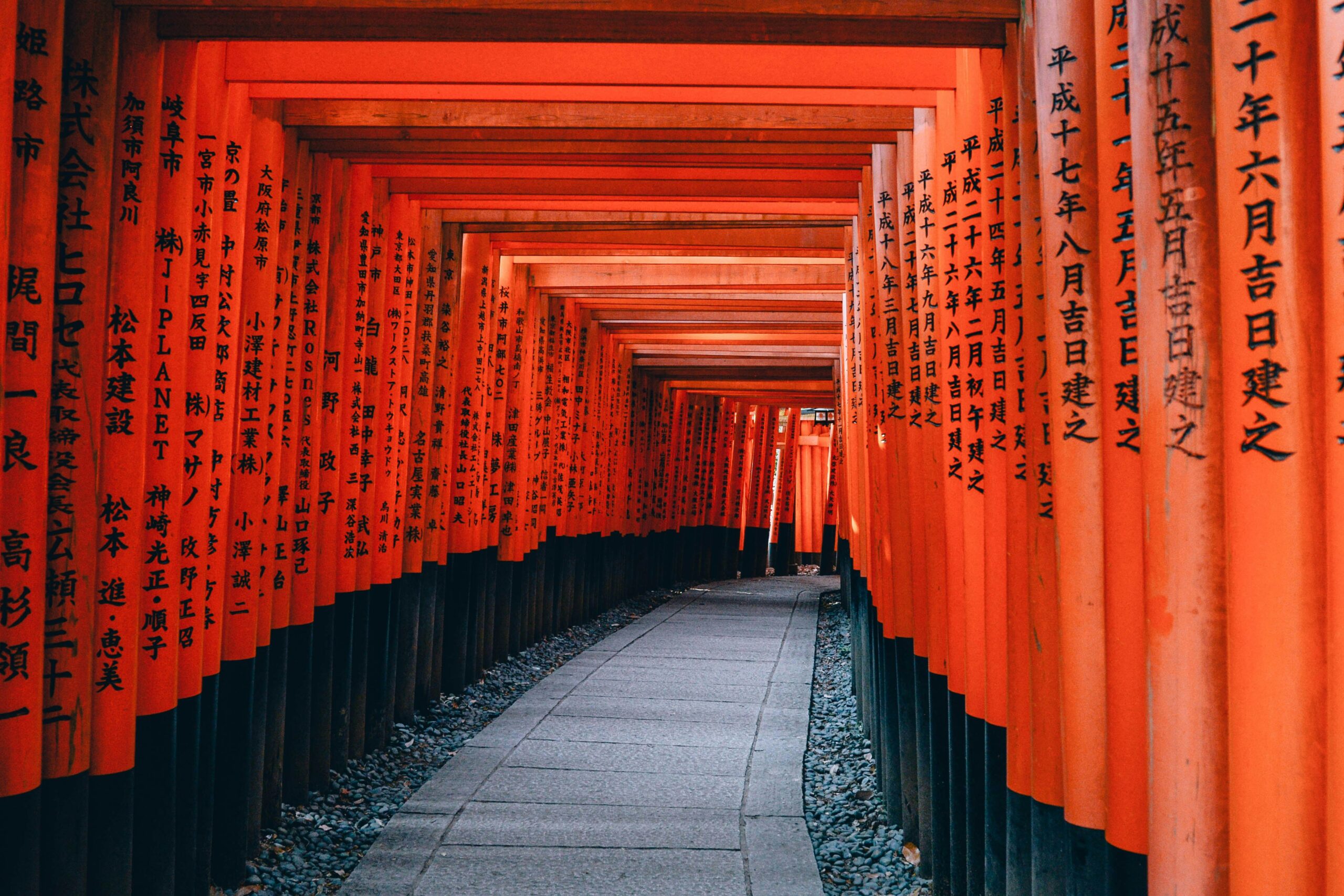Rote Torii am Fushimi Inari in Kyoto.