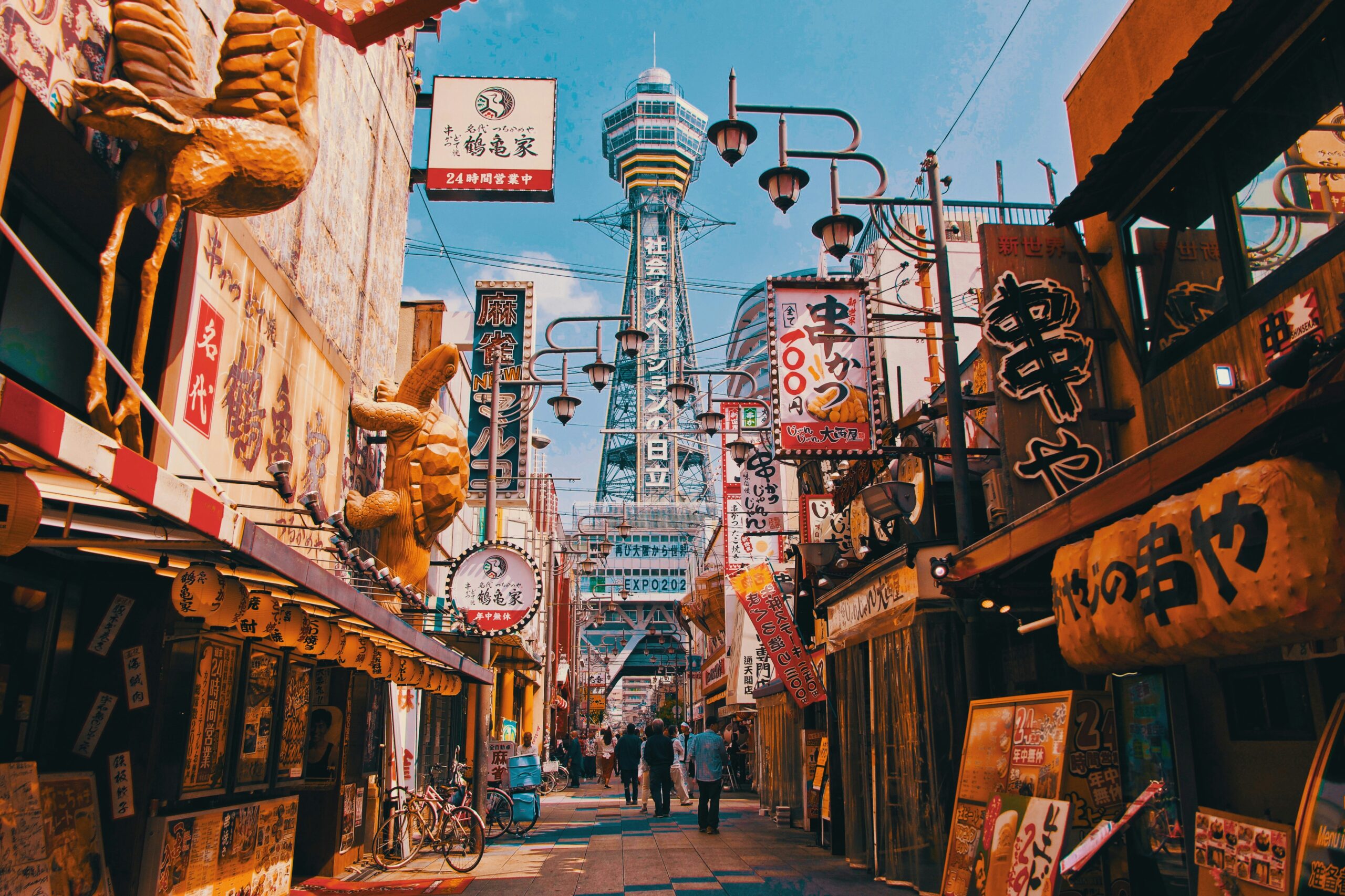 Osakas Shinsekai mit Blick auf den Tsūtenkaku.