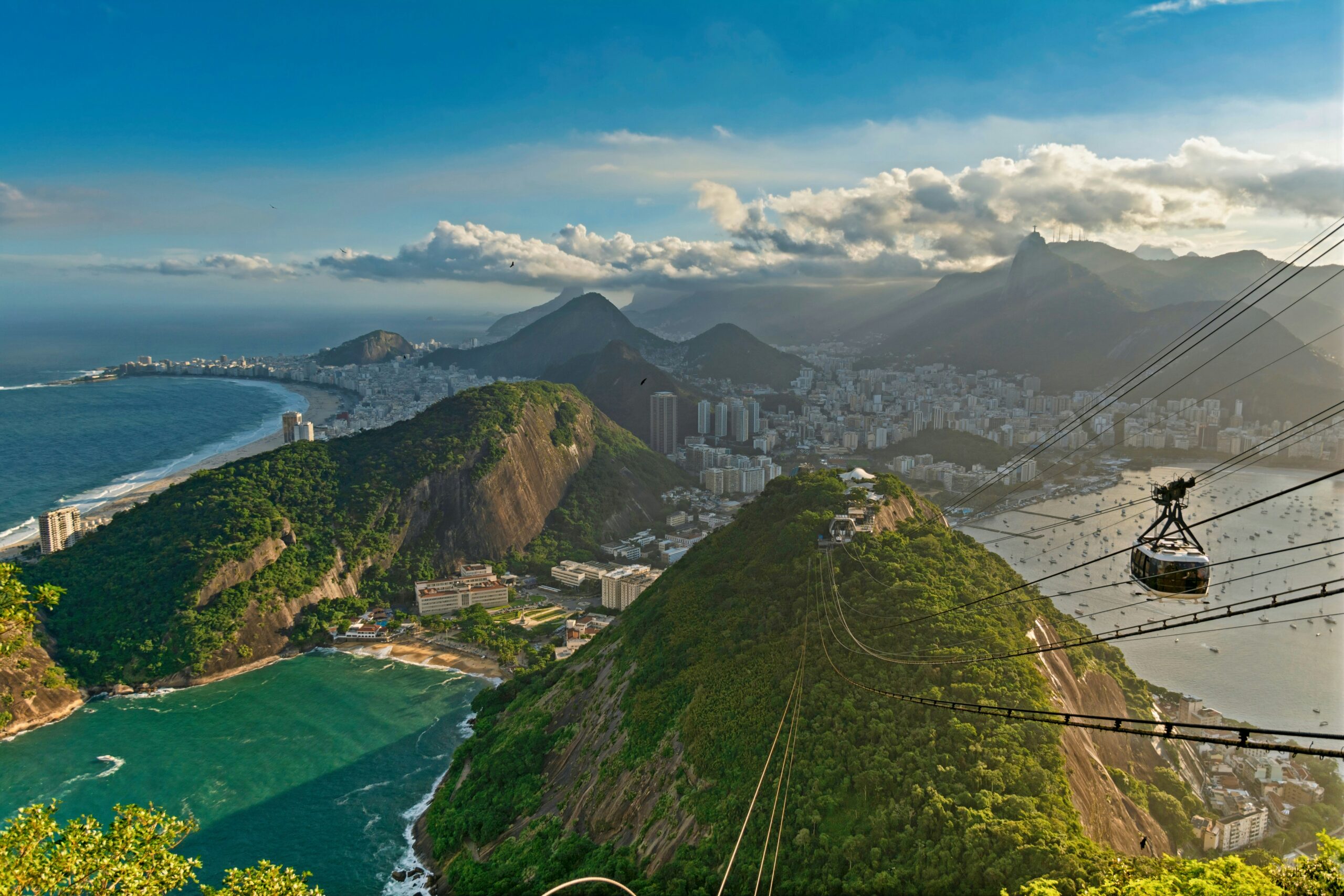Blick vom Zuckerhut über Rio de Janeiro mit Seilbahn